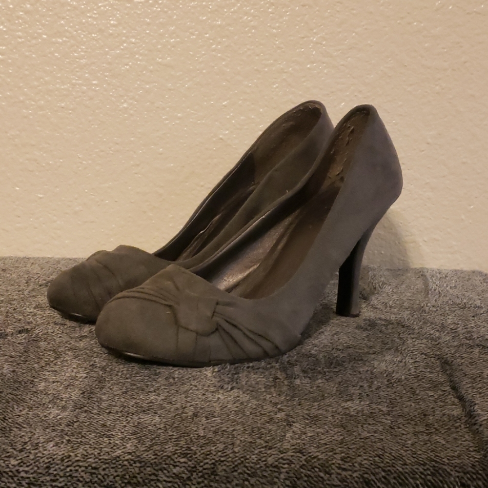 grey heels